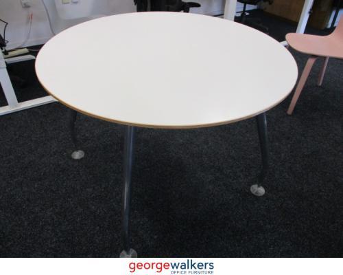 PR5396 - White Round Table