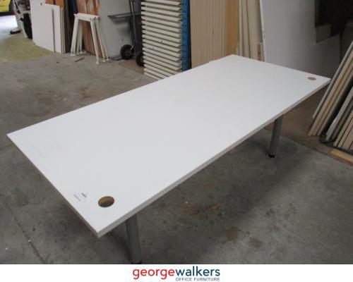 MK112 - White Straight Desk
