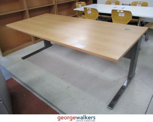 PR5598 - Maple  Executive Desk