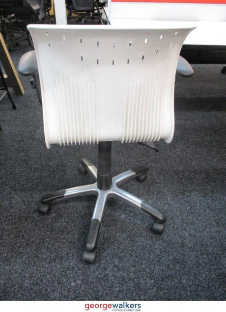 PR5069 - White Meeting Chair